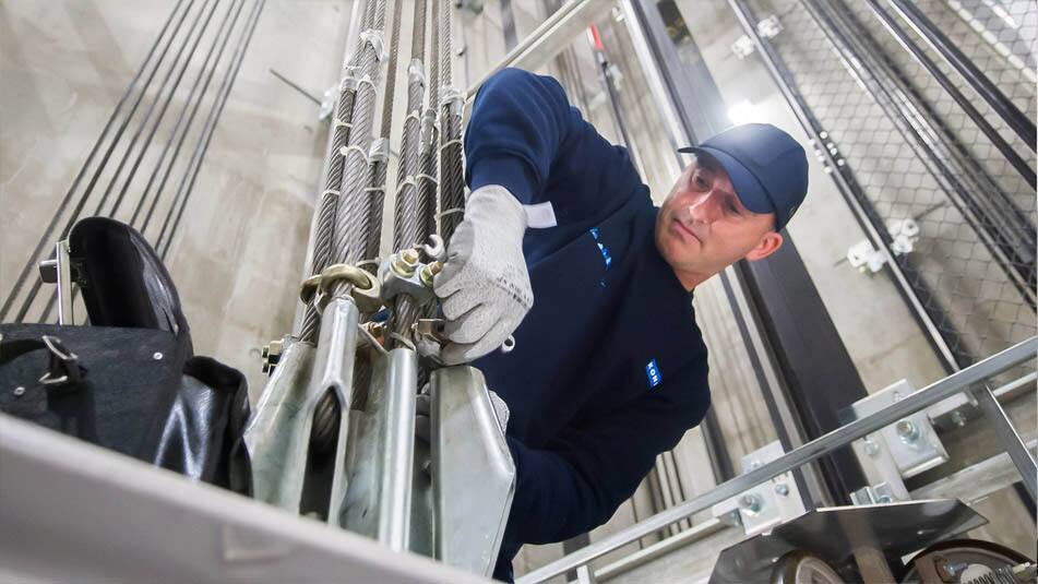 img_maintenance-technician-in-shaft-951x535